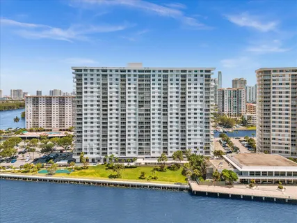 $329,999 | 500 Bayview Drive, Unit 2023, Sunny Isles Beach, FL 33160