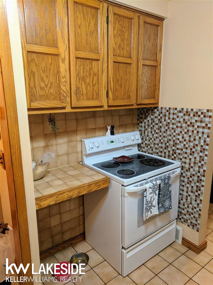 15580 Charles R Avenue Eastpointe, MI 48021 - Photo 12 of 23 All appliances stay!