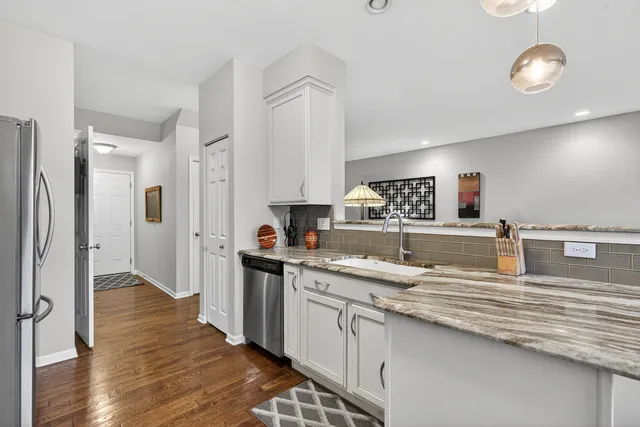 $349,900 | 34-w655 Roosevelt Avenue, Unit D, St. Charles, IL 60174