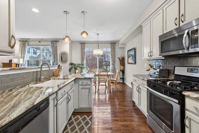 $349,900 | 34-w655 Roosevelt Avenue, Unit D, St. Charles, IL 60174