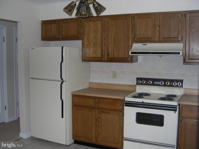 5325 Taylor Road Riverdale, MD 20737 - Photo 3 of 7 Modern Table Space Kitchen with all amenities