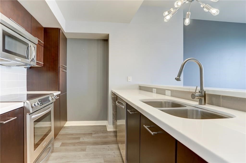 603 Davis Street, Unit 907 Austin, TX 78701 - Photo 5 of 20 Tons of counter space