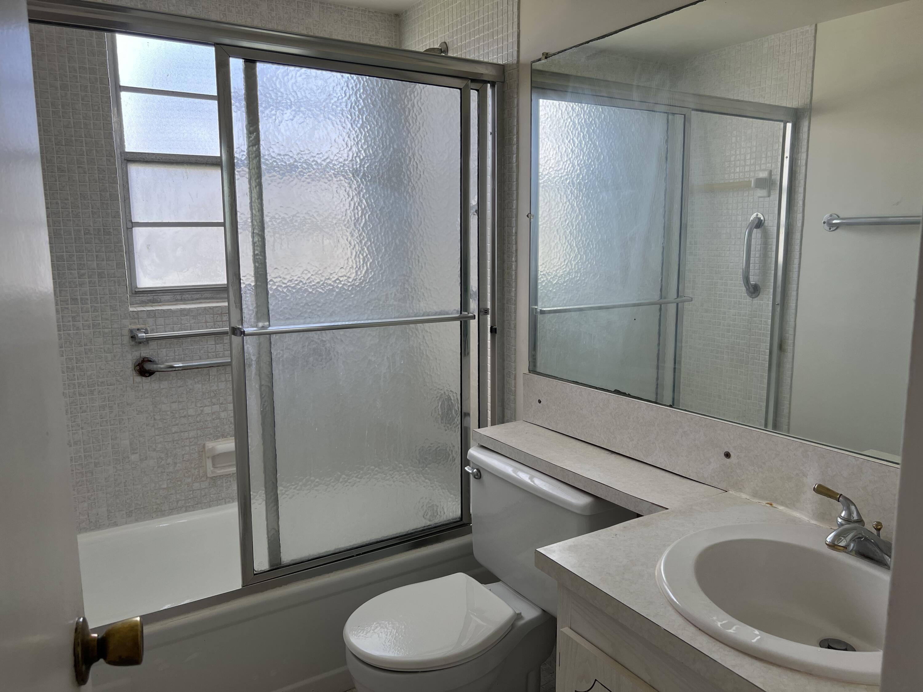 116 Brighton C, Unit 116 Boca Raton, FL 33434 - Photo 11 of 16 PRIMARY BATH