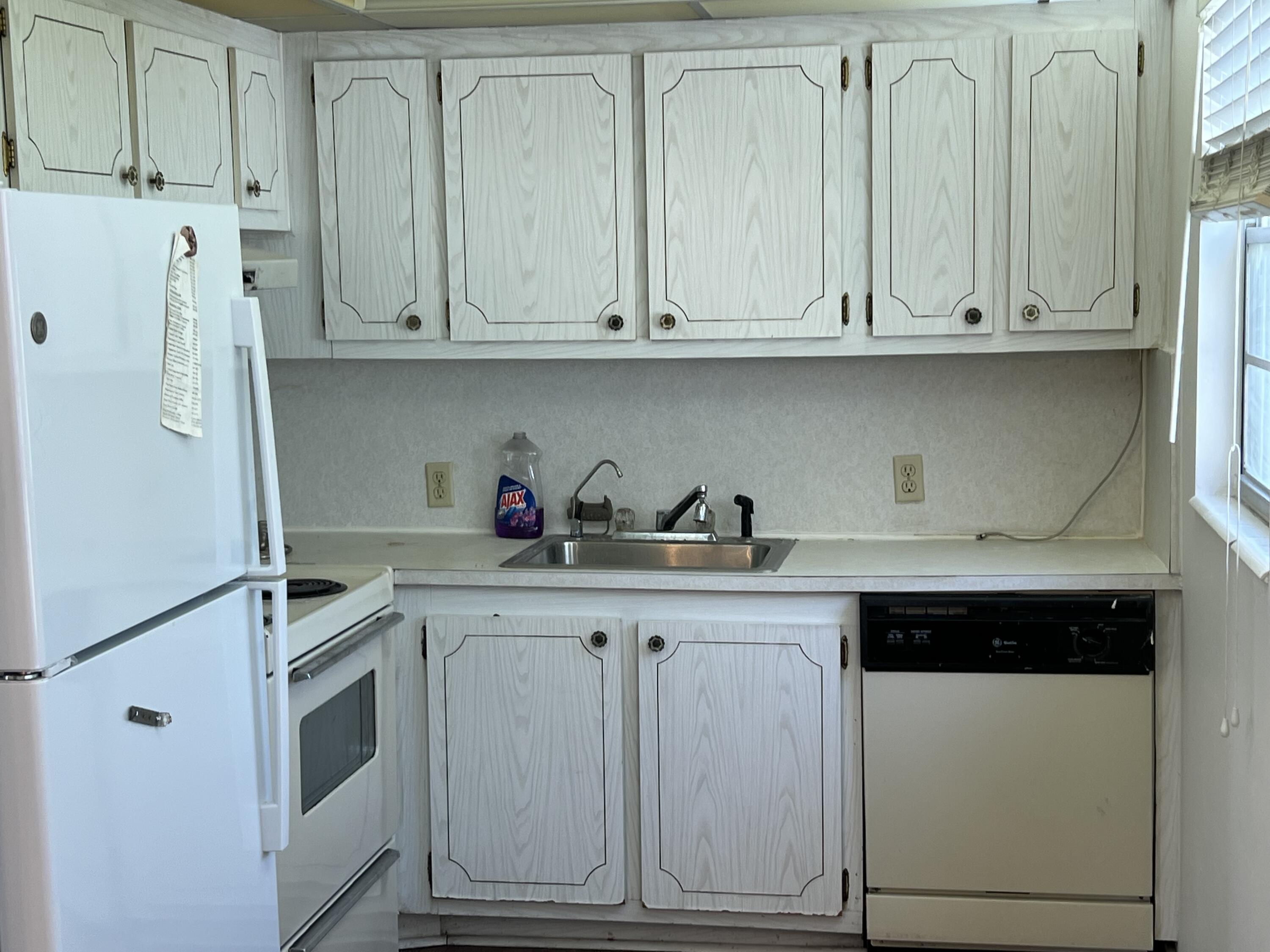 116 Brighton C, Unit 116 Boca Raton, FL 33434 - Photo 5 of 16 KITCHEN