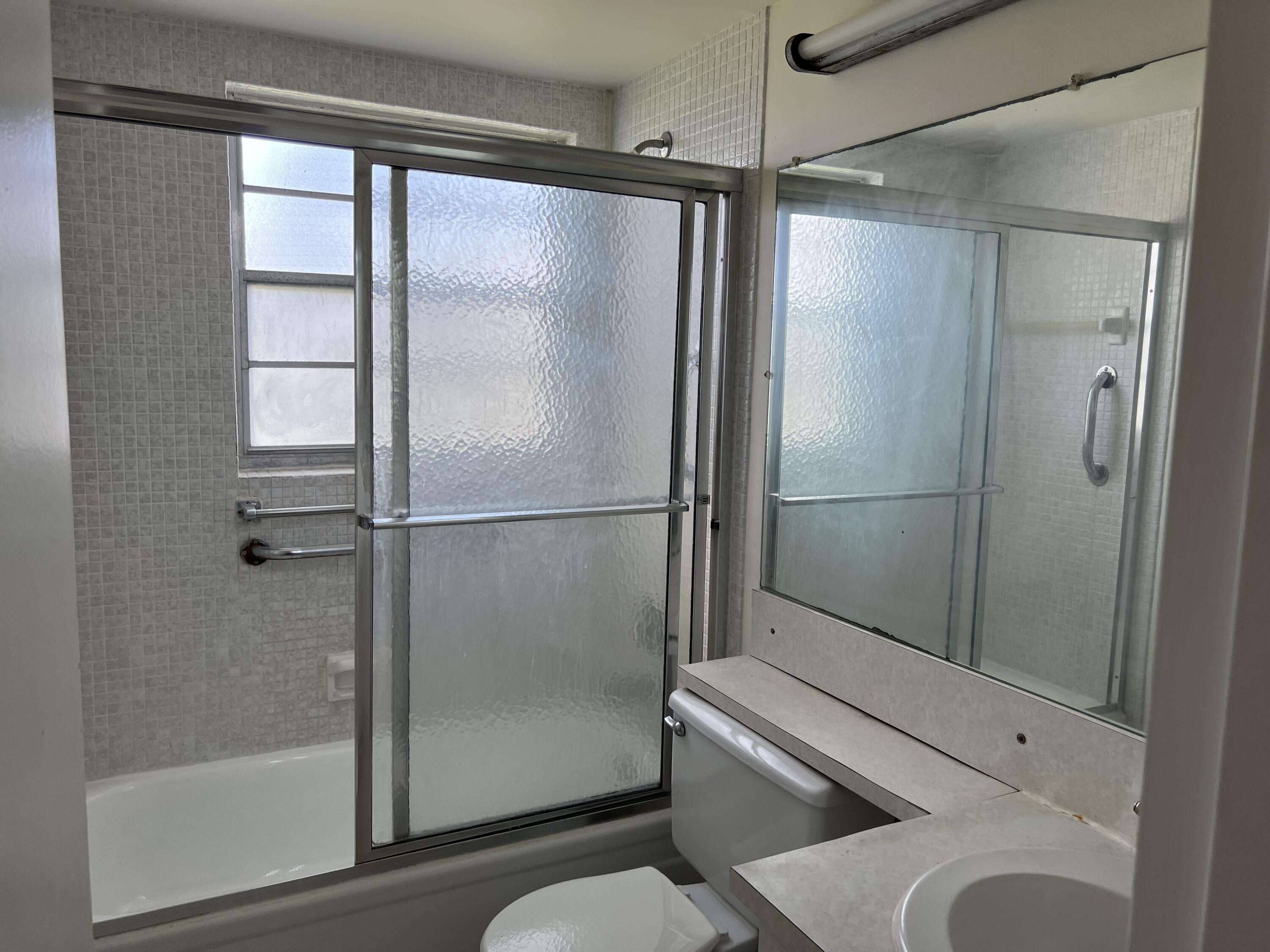 116 Brighton C, Unit 116 Boca Raton, FL 33434 - Photo 8 of 16 PRIMARY BATH