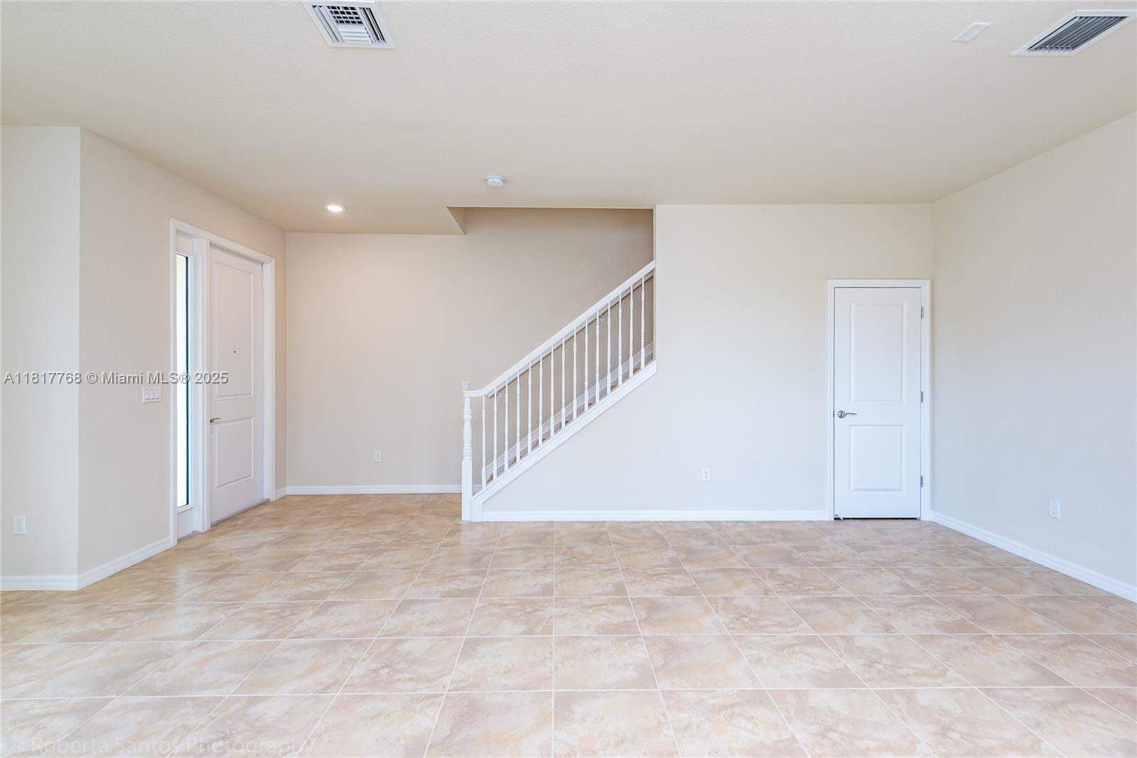 1040 Eucalyptus Drive, Unit 6 Hollywood, FL 33021 - Photo 15 of 41 a view of an empty room
