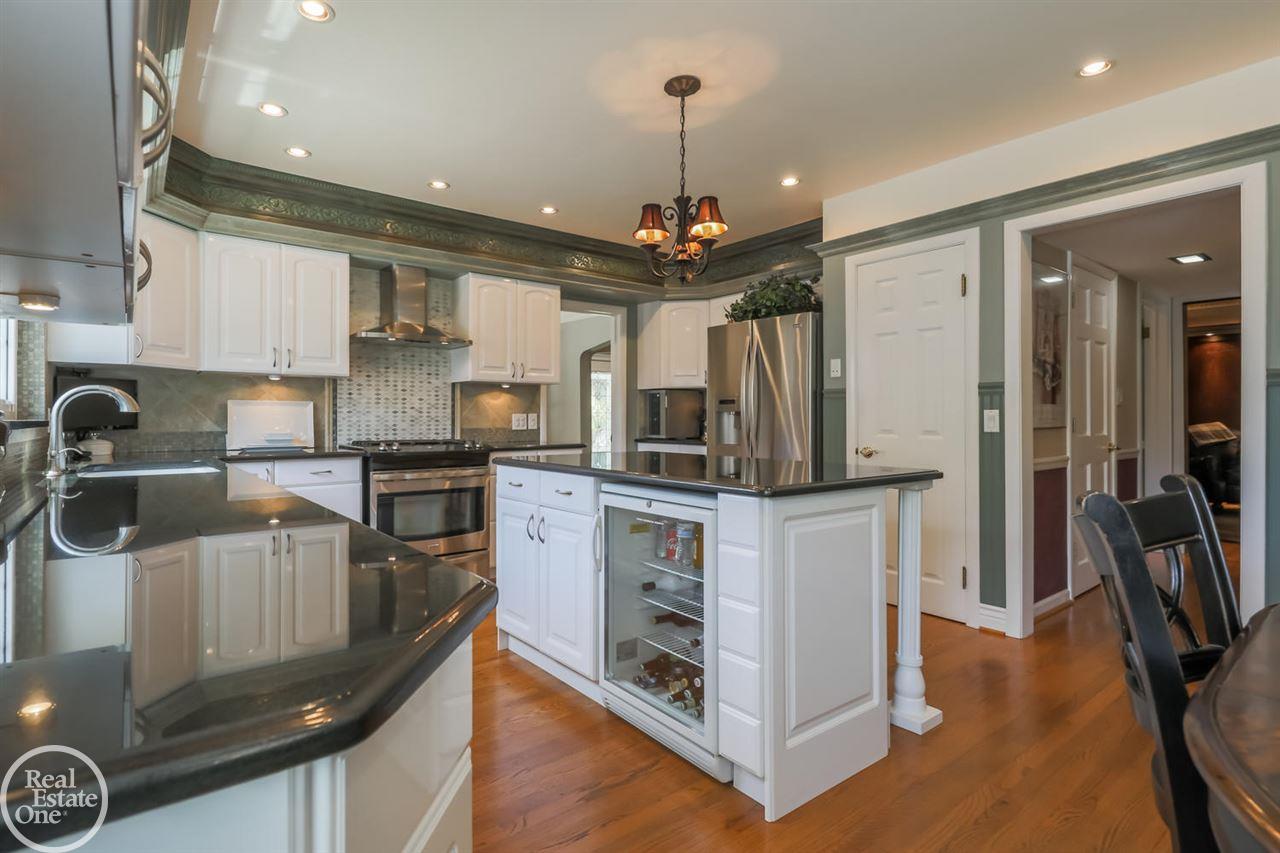 652 Middlesex Road Grosse Pointe, MI 48230 - Photo 18 of 75 50010366-17.JPG