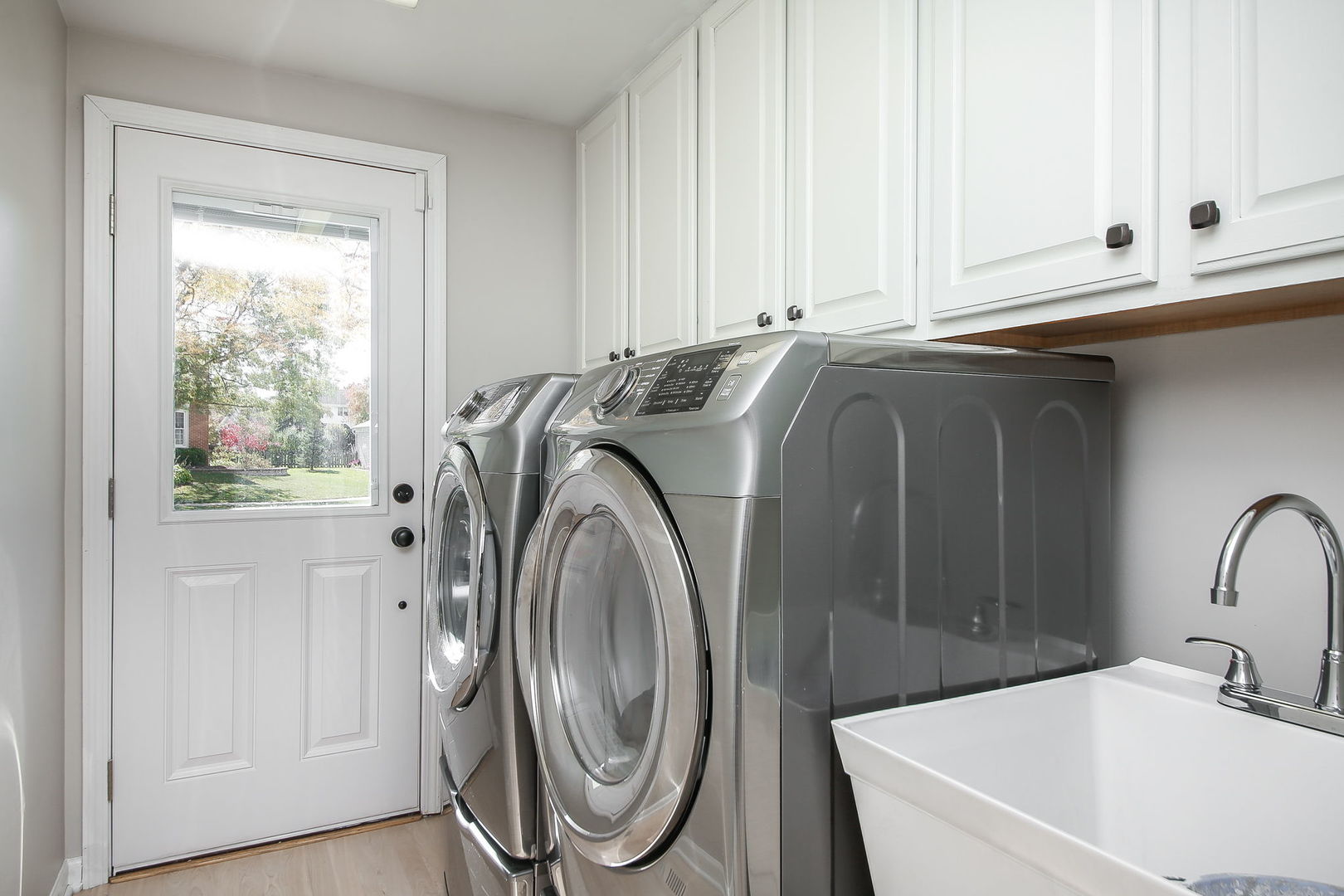 230 Hill Road Willowbrook, IL 60527 - Photo 23 of 39 a utility room with dryer and washer