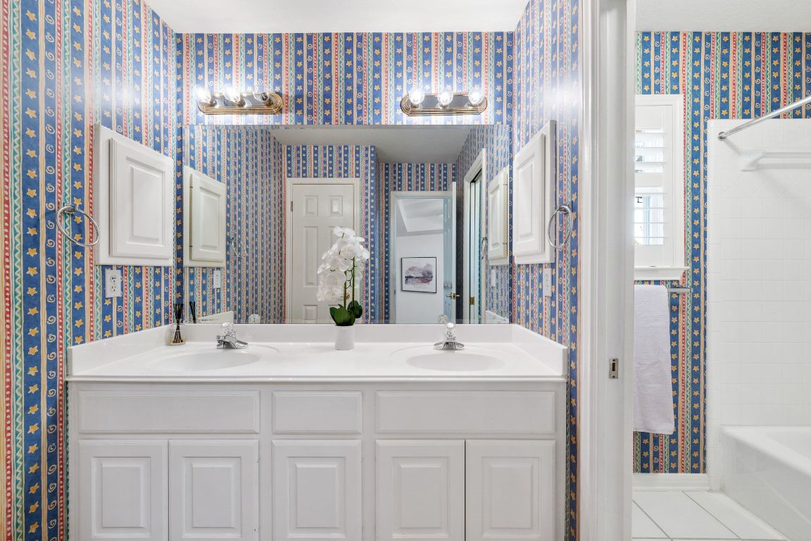 5100 Hadle Cove Austin, TX 78730 - Photo 20 of 32 The upstairs bathroom.