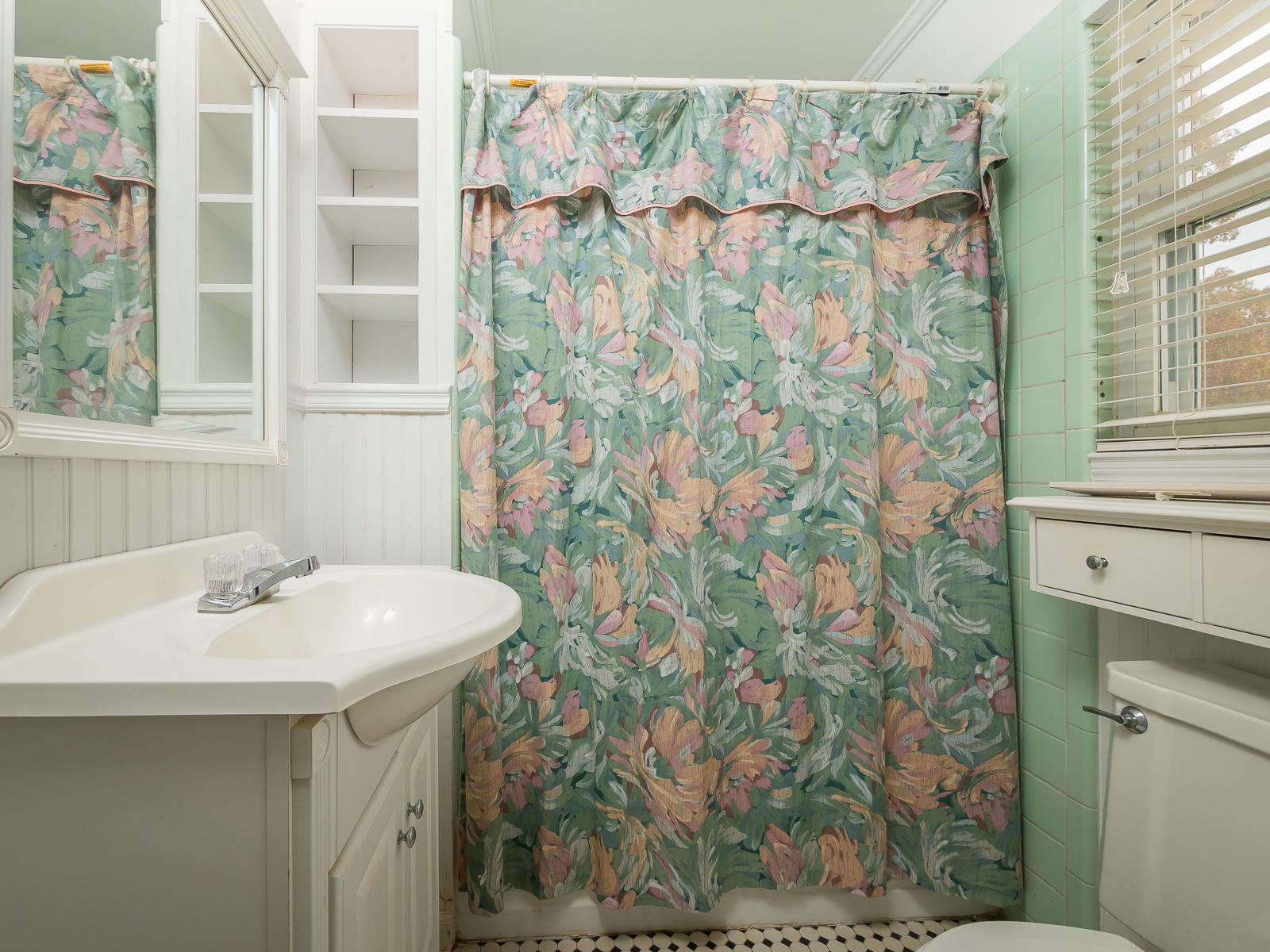 1408 Aladdin Road Lookout Mountain, GA 30750 - Photo 18 of 30 Full Bath on Upper Level.