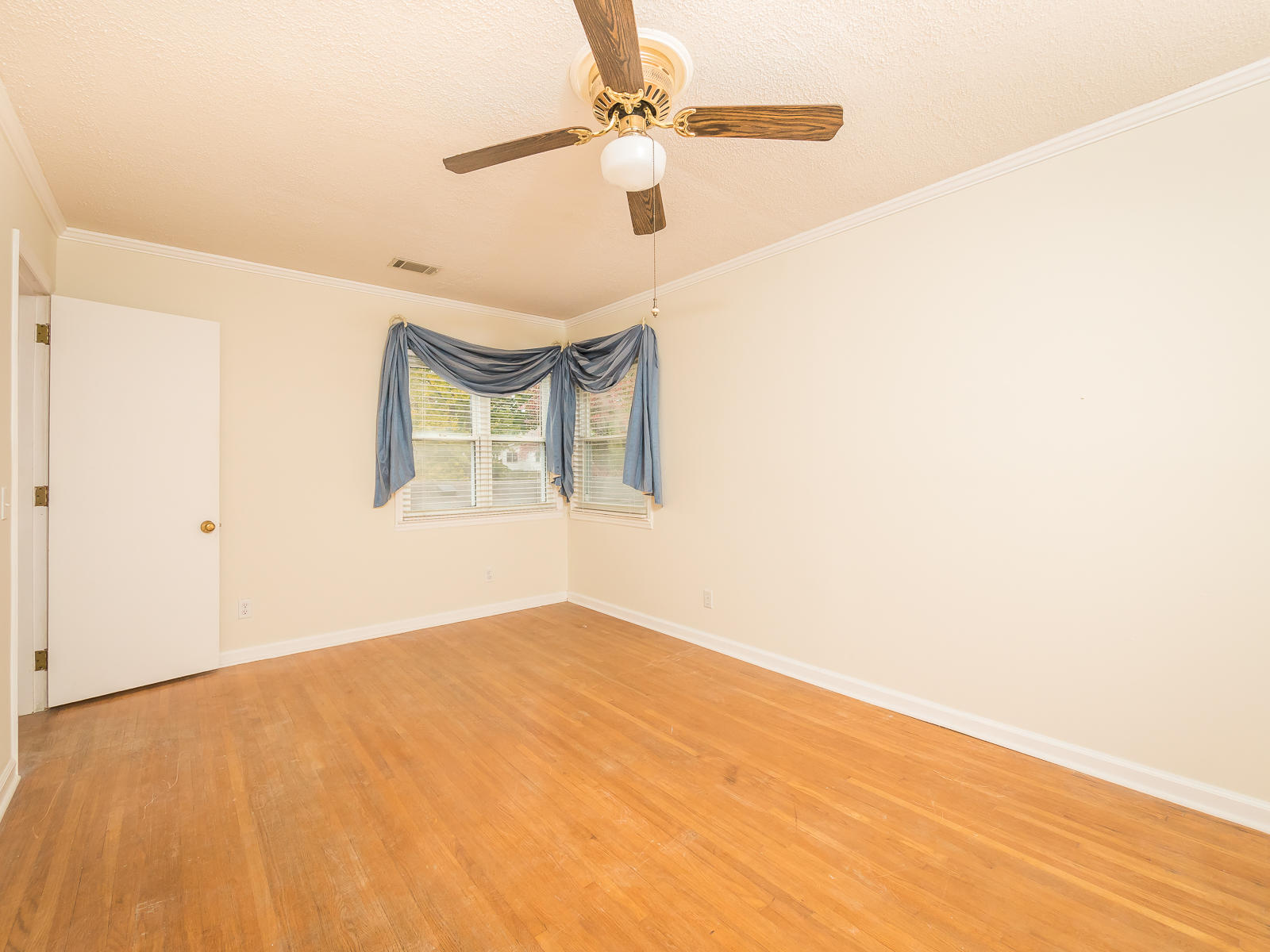 1408 Aladdin Road Lookout Mountain, GA 30750 - Photo 19 of 30 Spacious Upper Level Bedroom.