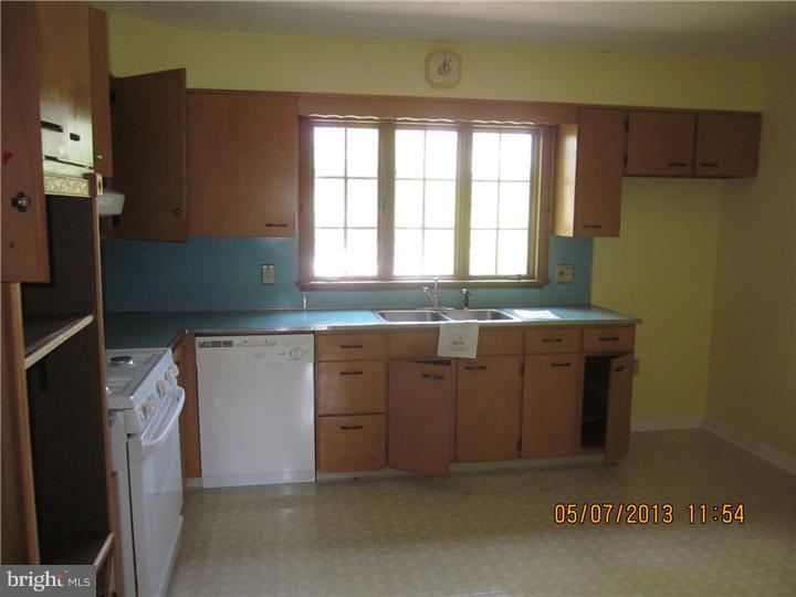 16 Crown Road Trenton, NJ 08638 - Photo 5 of 10 Kitchen