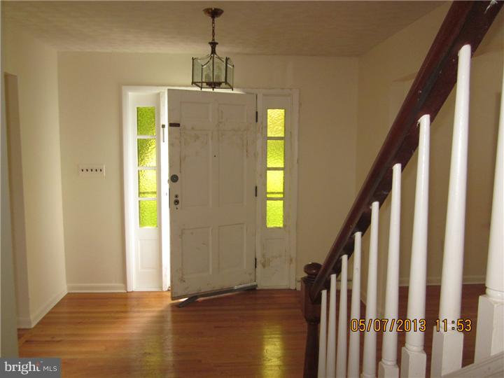 16 Crown Road Trenton, NJ 08638 - Photo 10 of 10 Living Room