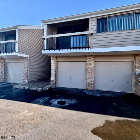 $259,900 | 93 Overlook Drive, Clinton, NJ 08809