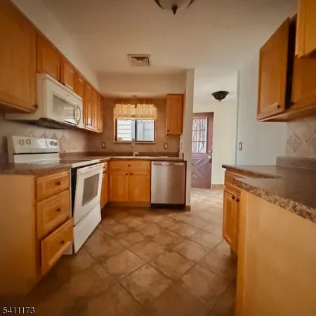 $259,900 | 93 Overlook Drive, Clinton, NJ 08809