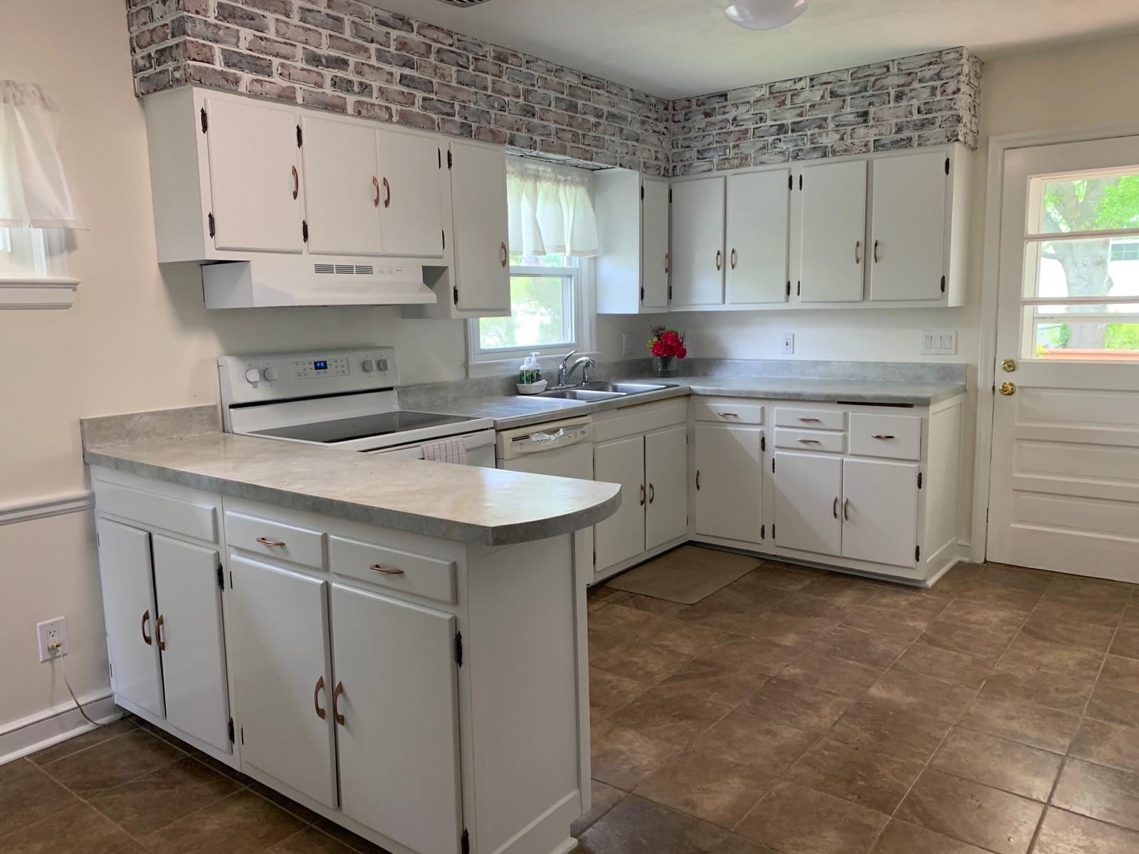 2344 Idavere Road Southwest Roanoke, VA 24015 - Photo 4 of 16 kitchen