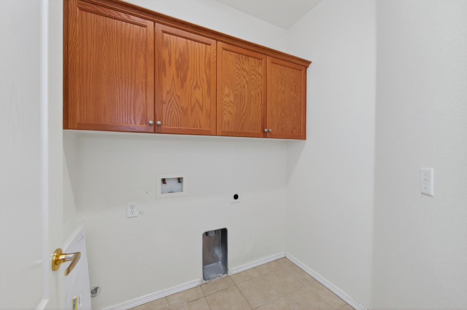 4113 West Cherry Tree Lane Fresno, CA 93722 - Photo 21 of 31 Laundry - upstairs