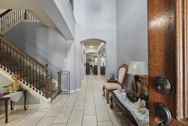 a view of livingroom with furniture