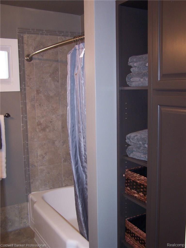 186 West Wattles Road Troy, MI 48098 - Photo 10 of 23 Bathroom 2