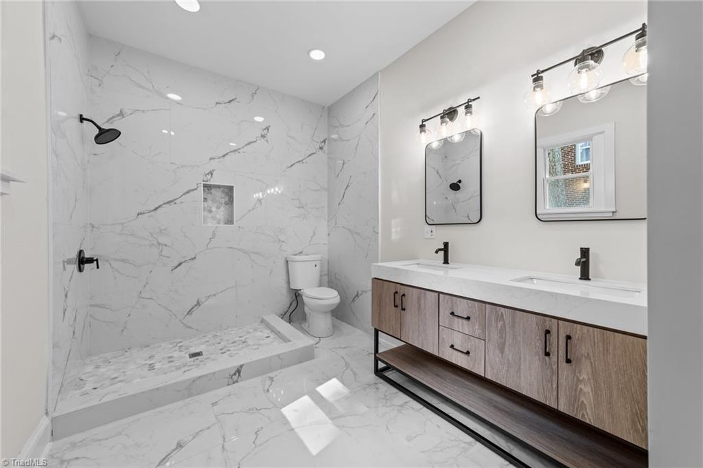 209 Edgedale Drive High Point, NC 27262 - Photo 20 of 40 Main Level Bathroom - Shower Door is installed