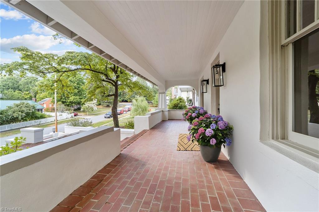 209 Edgedale Drive High Point, NC 27262 - Photo 4 of 40 Front Porch