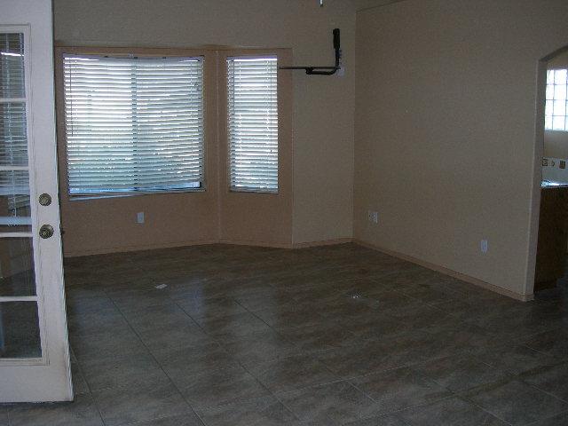 980 North Hilton Road Apache Junction, AZ 85119 - Photo 3 of 12 an empty room with a window