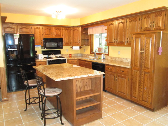 600 Schoolgate Road New Lenox, IL 60451 - Photo 2 of 24 a kitchen with stainless steel appliances a stove refrigerator sink and microwave