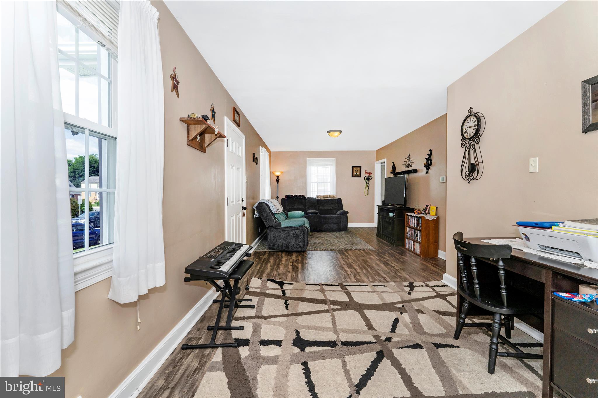 1052 Fairview Road Hagerstown, MD 21742 - Photo 7 of 48 Living Room