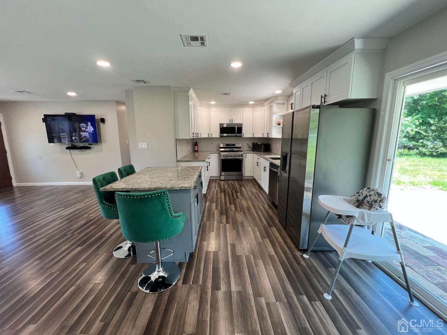 84 New Road Kendall Park, NJ 08824 - Photo 4 of 19 Gallery Image 4