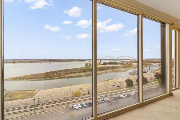 $564,000 | 200 Wagner Place, Unit 1407/1408, Memphis, TN 38103