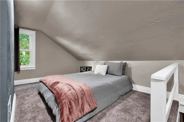 a view of livingroom with furniture