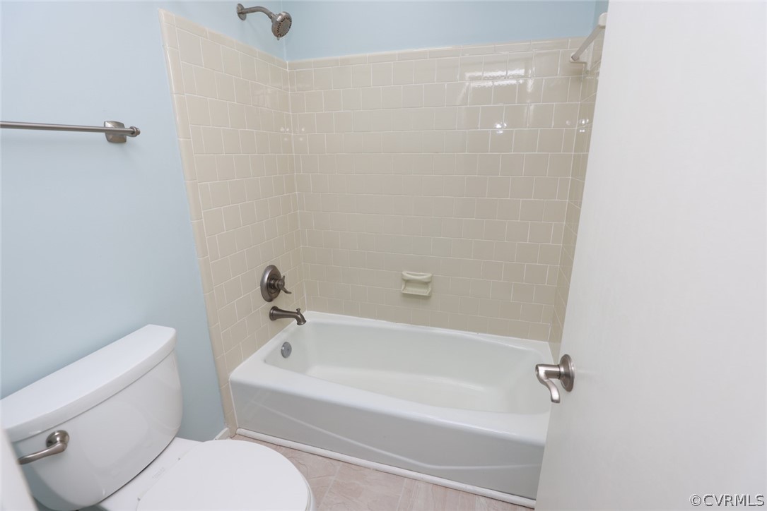 3024 3 Bridges Road Midlothian, VA 23112 - Photo 26 of 50 a bathroom with a bathtub and a toilet