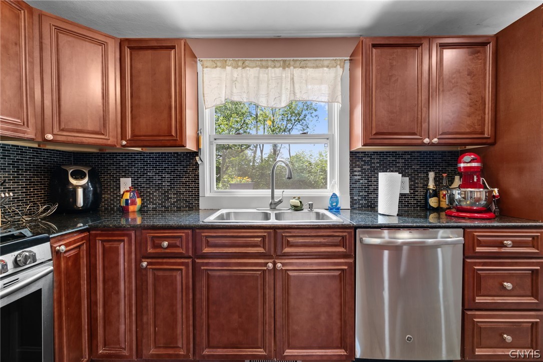 3882 Pintail Path Liverpool, NY 13090 - Photo 13 of 50