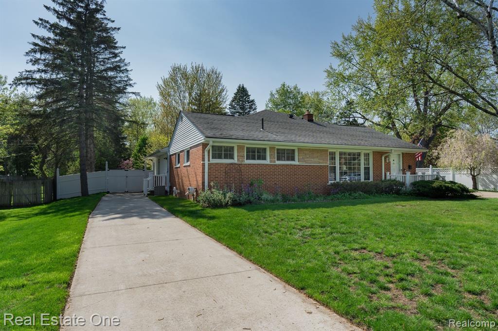 129 Texas Avenue Rochester Hills, MI 48309 - Photo 7 of 50