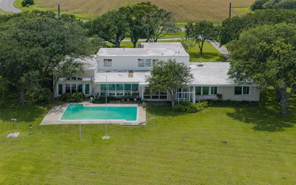 $675,000 | 1700 South Virginia Street, Port Lavaca, TX 77979