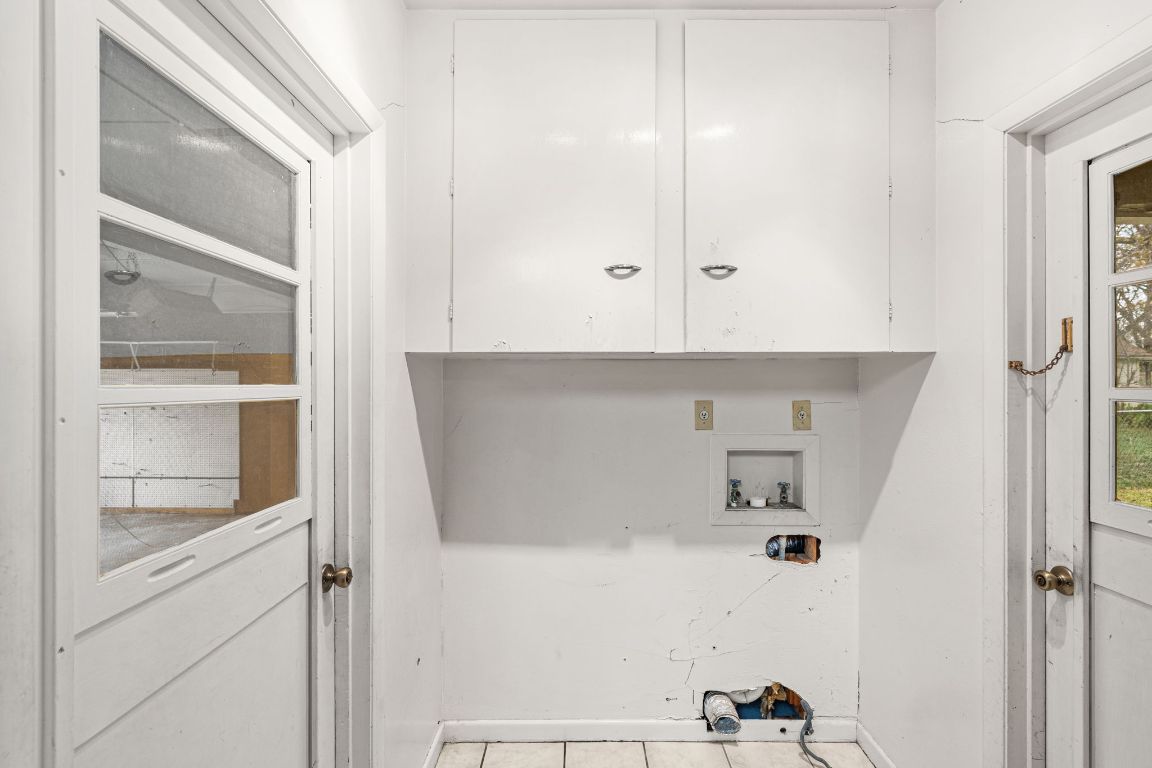 1800 Barbara Street Austin, TX 78757 - Photo 26 of 37 a bathroom with a bathtub