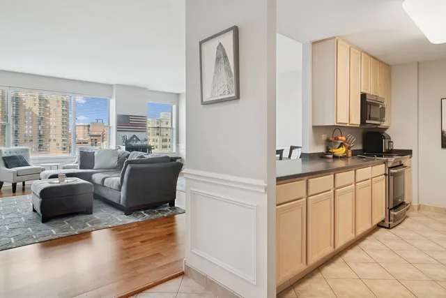 $449,000 | 77 South Evergreen Avenue, Unit 606, Arlington Heights, IL 60005