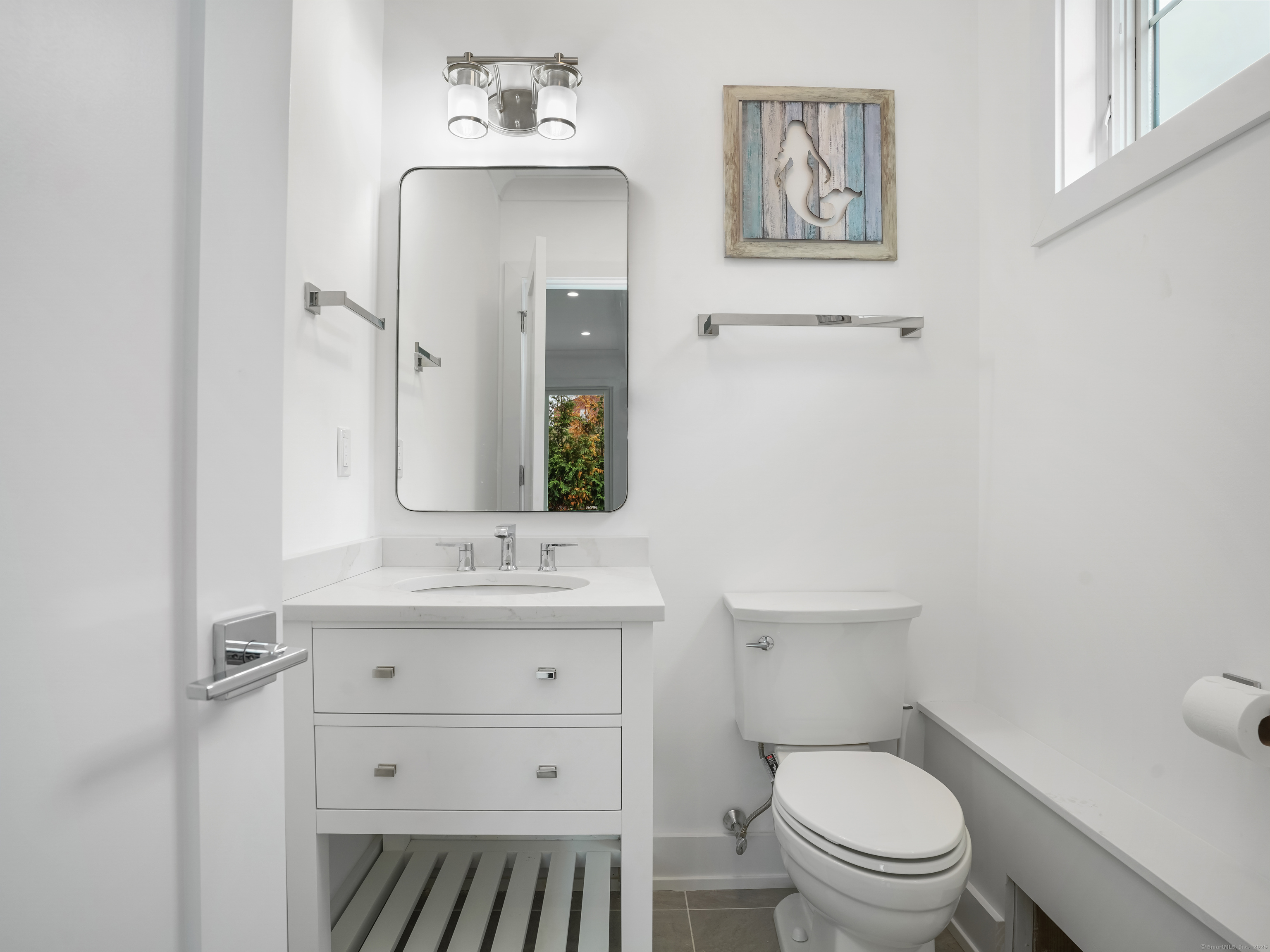 345 Reef Road, Unit C9 Fairfield, CT 06824 - Photo 28 of 39 a bathroom with a toilet a sink and mirror