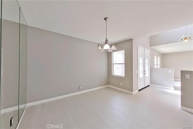 a view of empty room with a ceiling fan