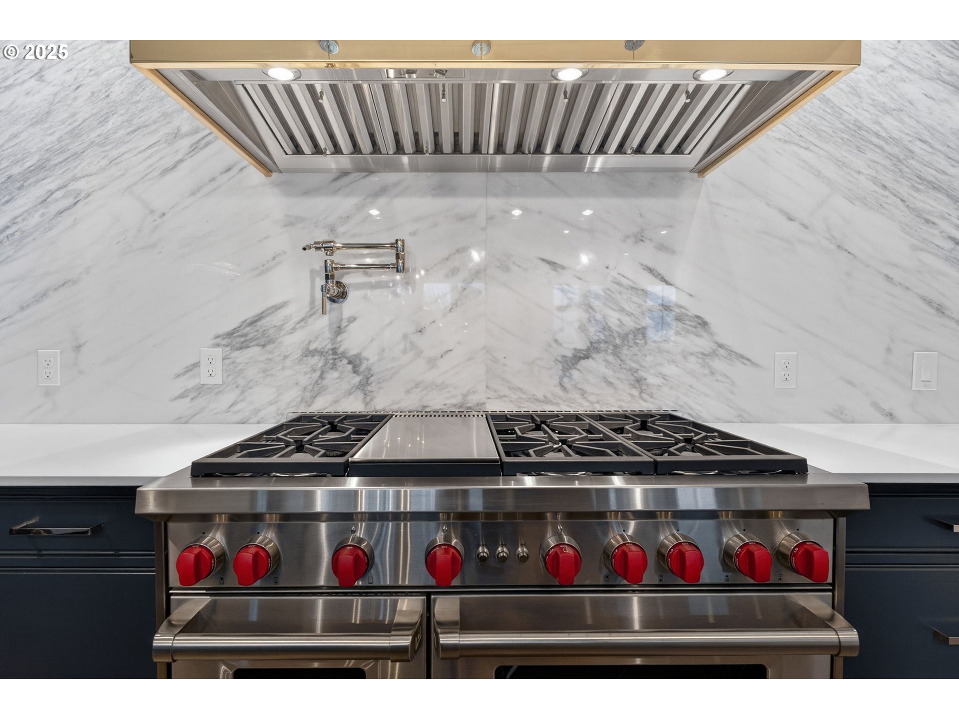 21 D Avenue, Unit 5 Lake Oswego, OR 97034 - Photo 22 of 48 Butler's Pantry