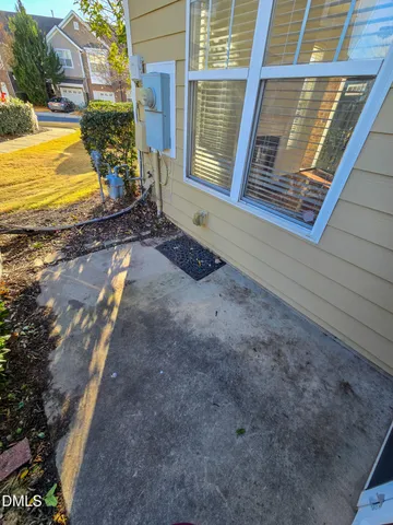a view of a house with backyard