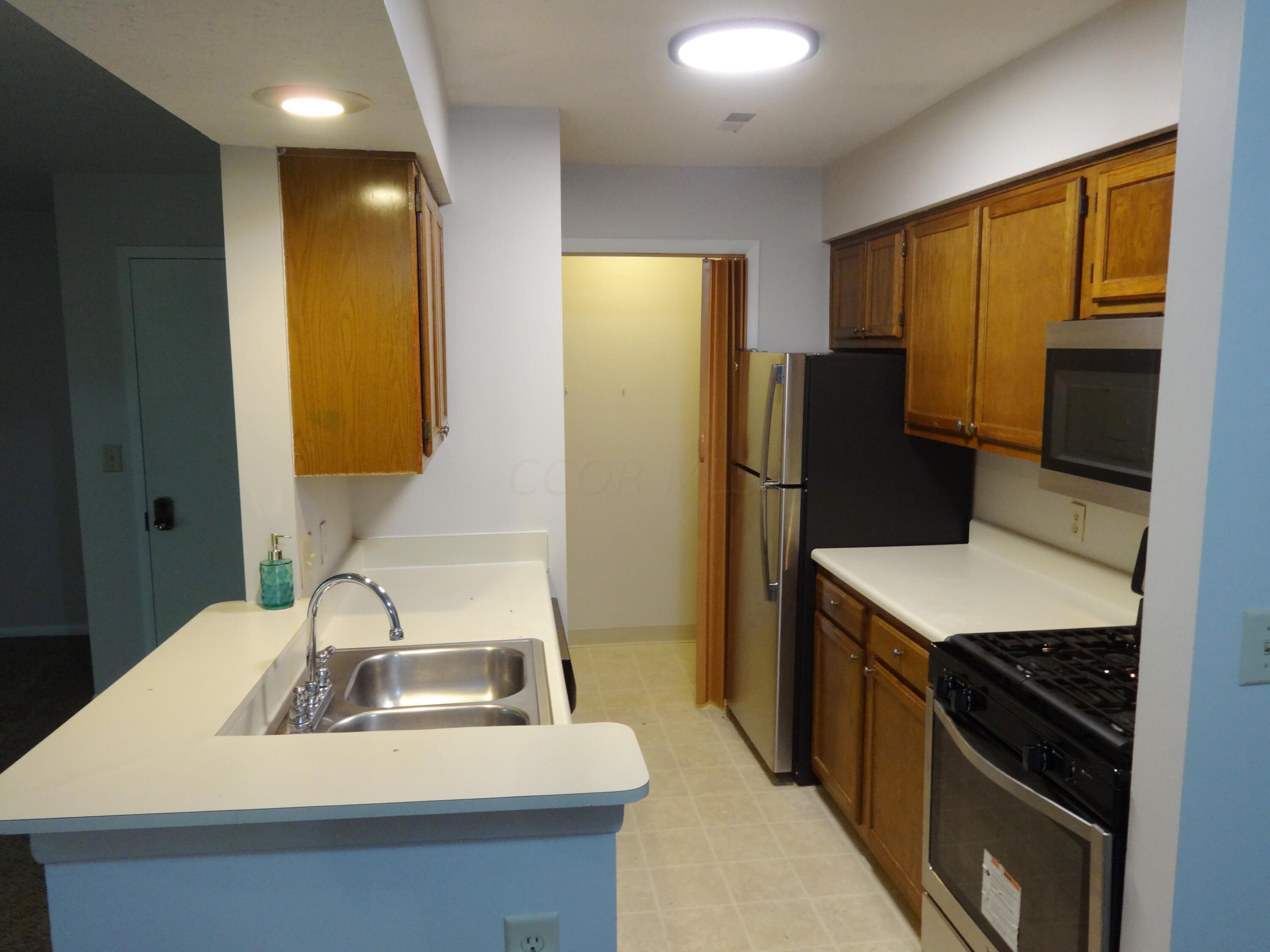 2159 Hedgerow Road, Unit 2159F Columbus, OH 43220 - Photo 10 of 23 2159 F Hedgerow Kitchen 3