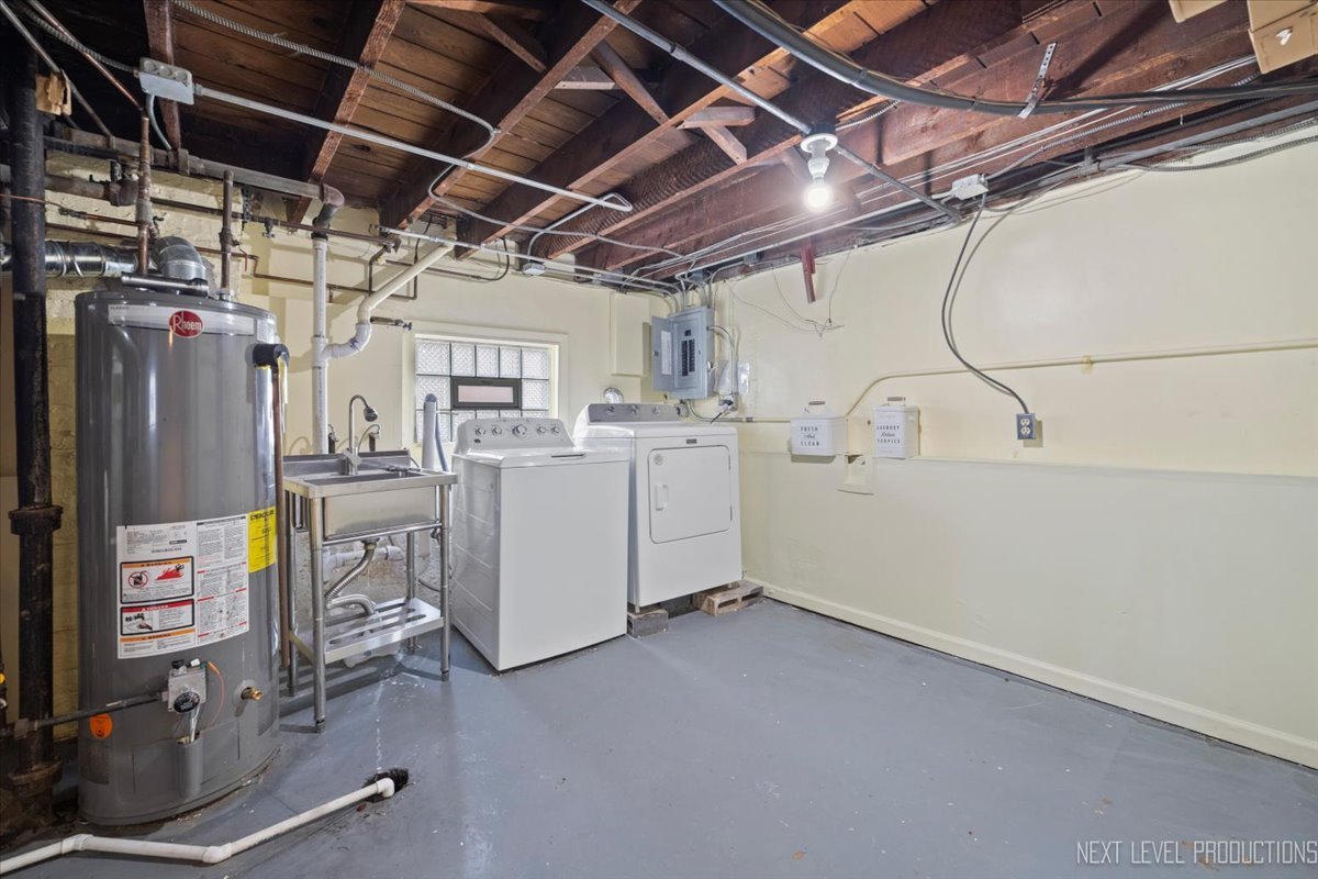 392 Herrick Road Riverside, IL 60546 - Photo 23 of 32 a utility room with dryer and washer