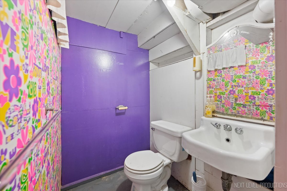 392 Herrick Road Riverside, IL 60546 - Photo 24 of 32 a bathroom with a sink and a toilet