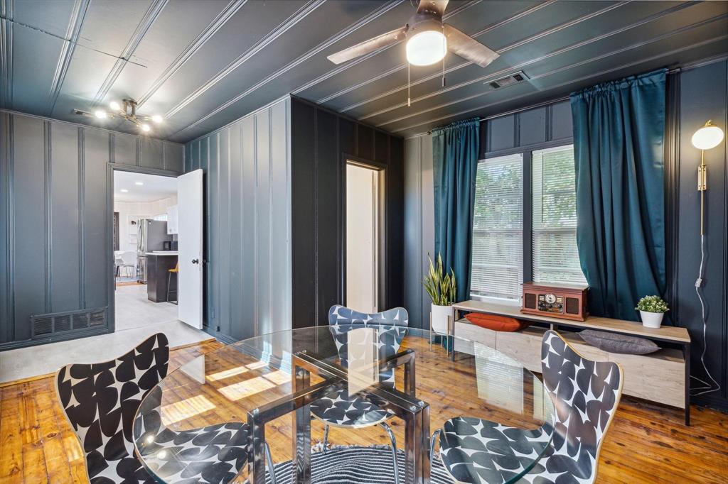 2435 West 10th Street Dallas, TX 75211 - Photo 14 of 38 a living room with patio furniture and a large window