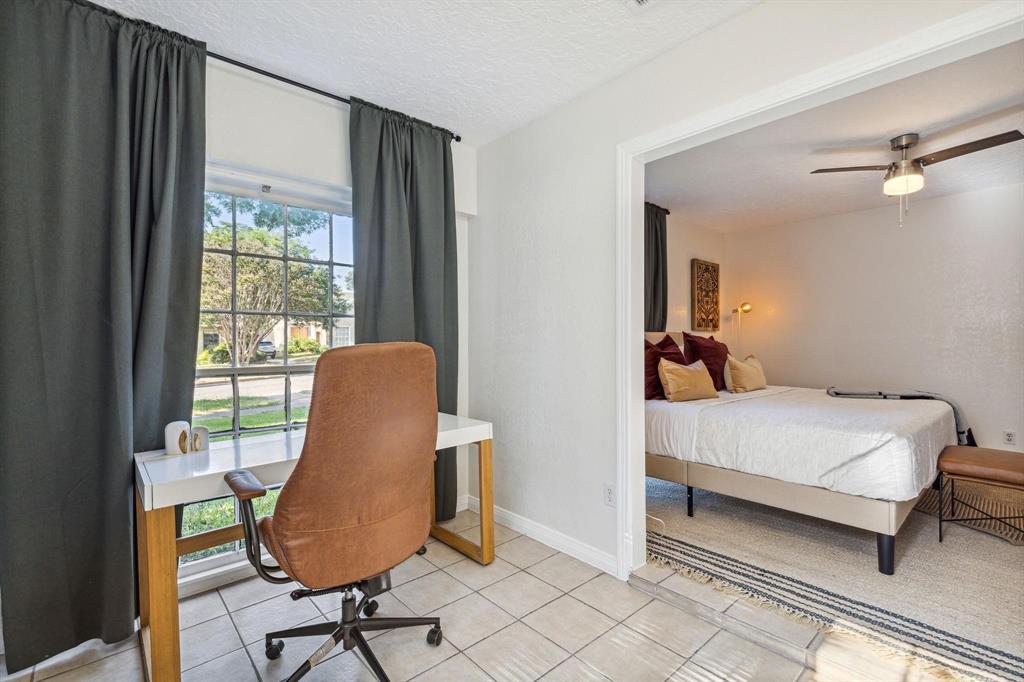 2435 West 10th Street Dallas, TX 75211 - Photo 24 of 38 a bedroom with a bed and a window