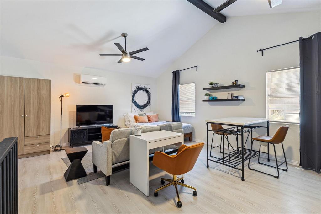 2435 West 10th Street Dallas, TX 75211 - Photo 29 of 38 a workspace with furniture