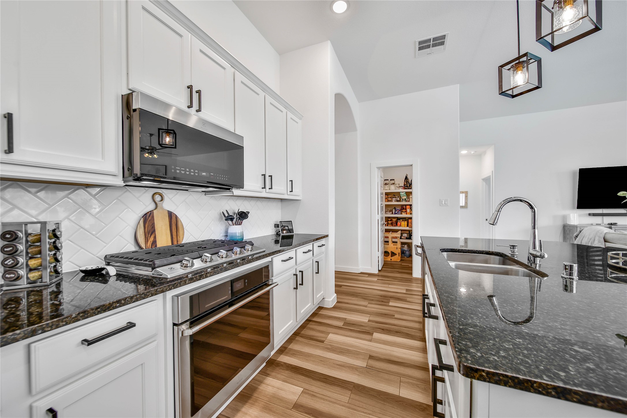 4103 Shackleton Court Rosharon, TX 77583 - Photo 5 of 32 5 burner, gas stove top with smart oven is ready for your gourmet creations