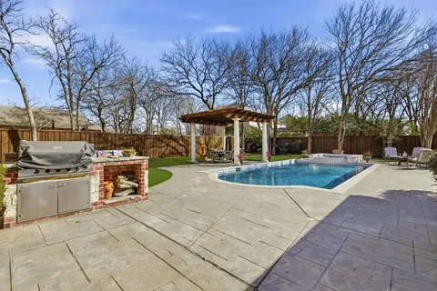 a view of a yard with plants