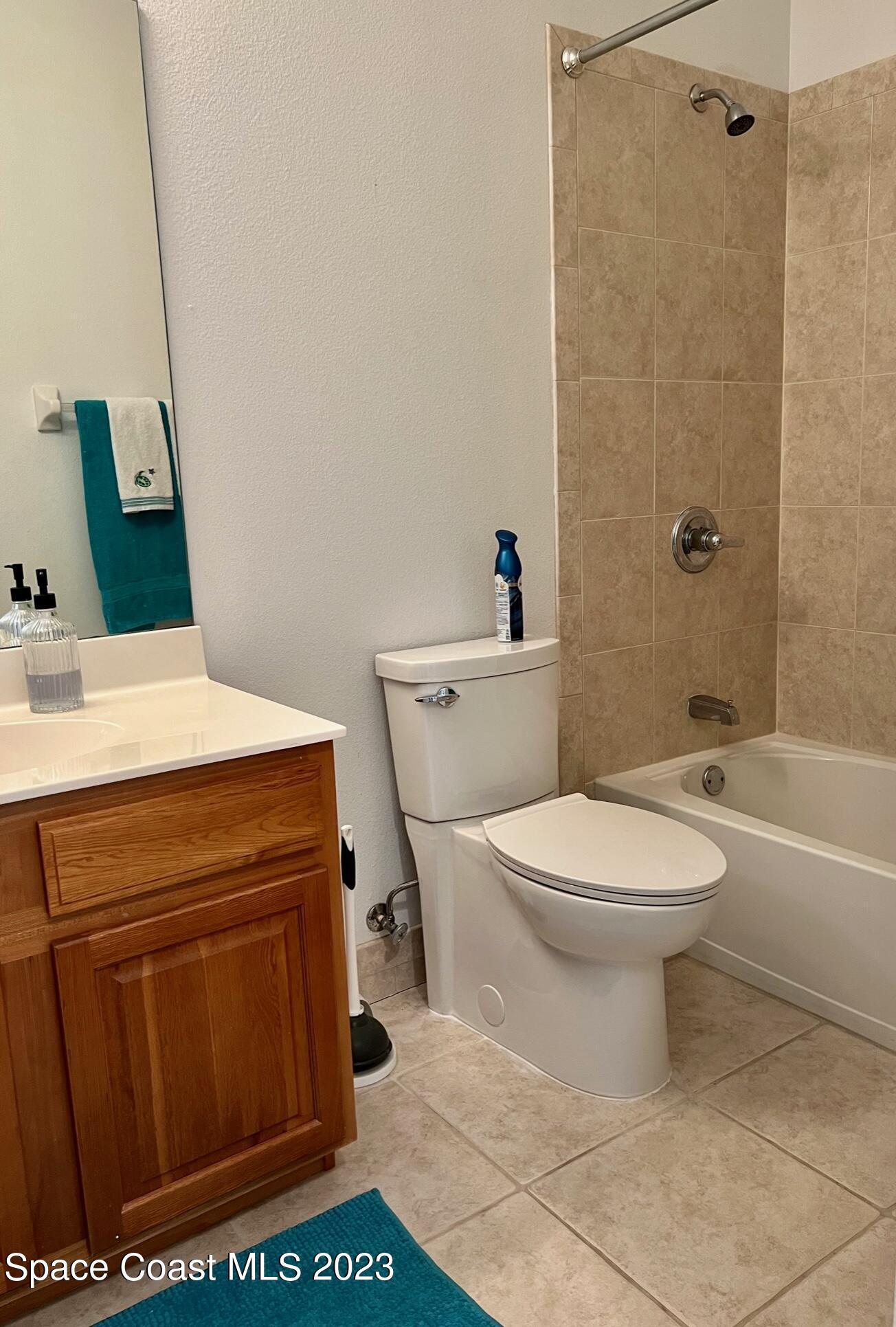 3193 Ricks Way Melbourne Beach, FL 32951 - Photo 13 of 22 a bathroom with a toilet a sink and bathtub